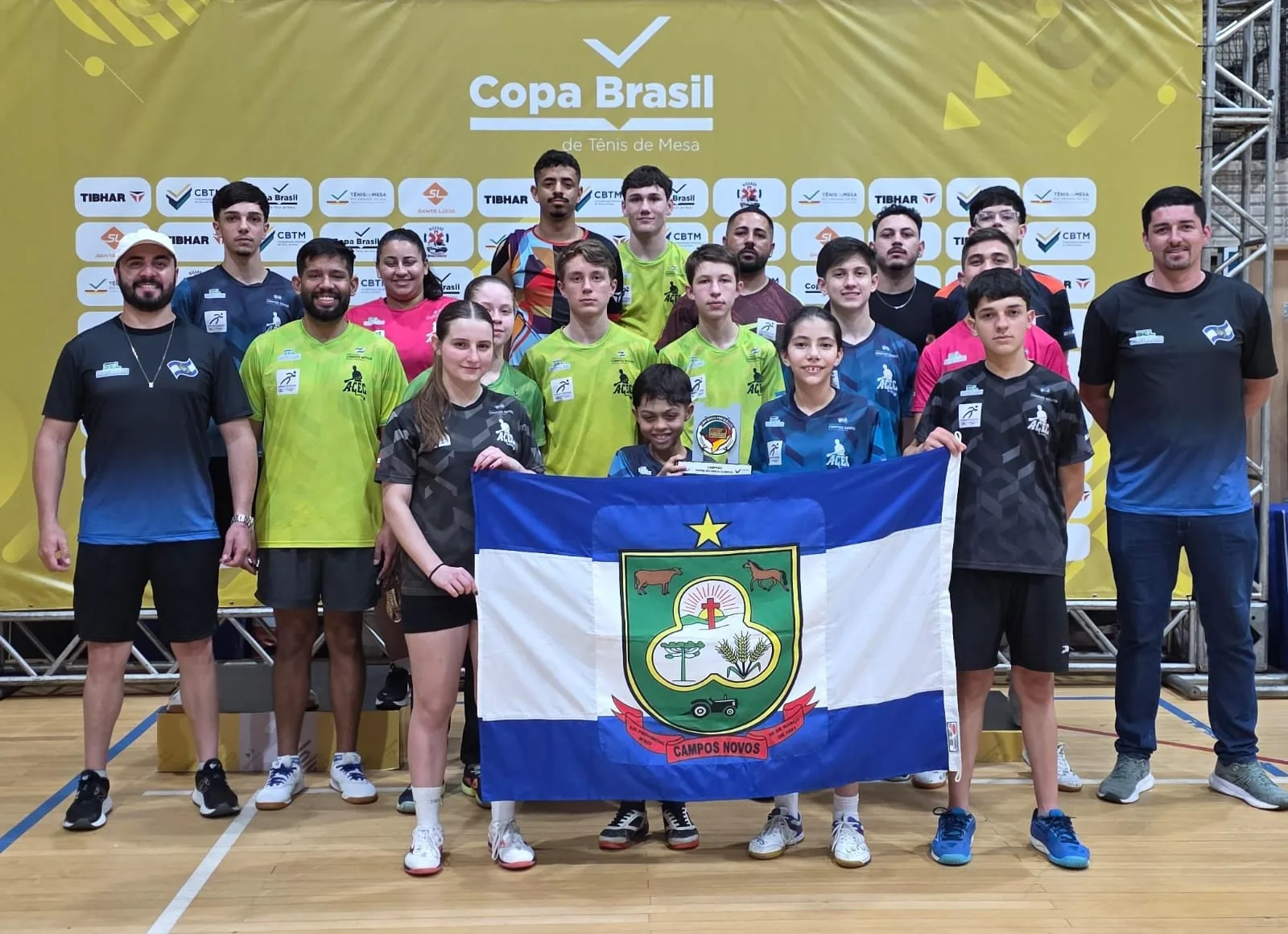 Equipe da ACEC na Copa Brasil de Tênis de Mesa, com a bandeira de Campos Novos