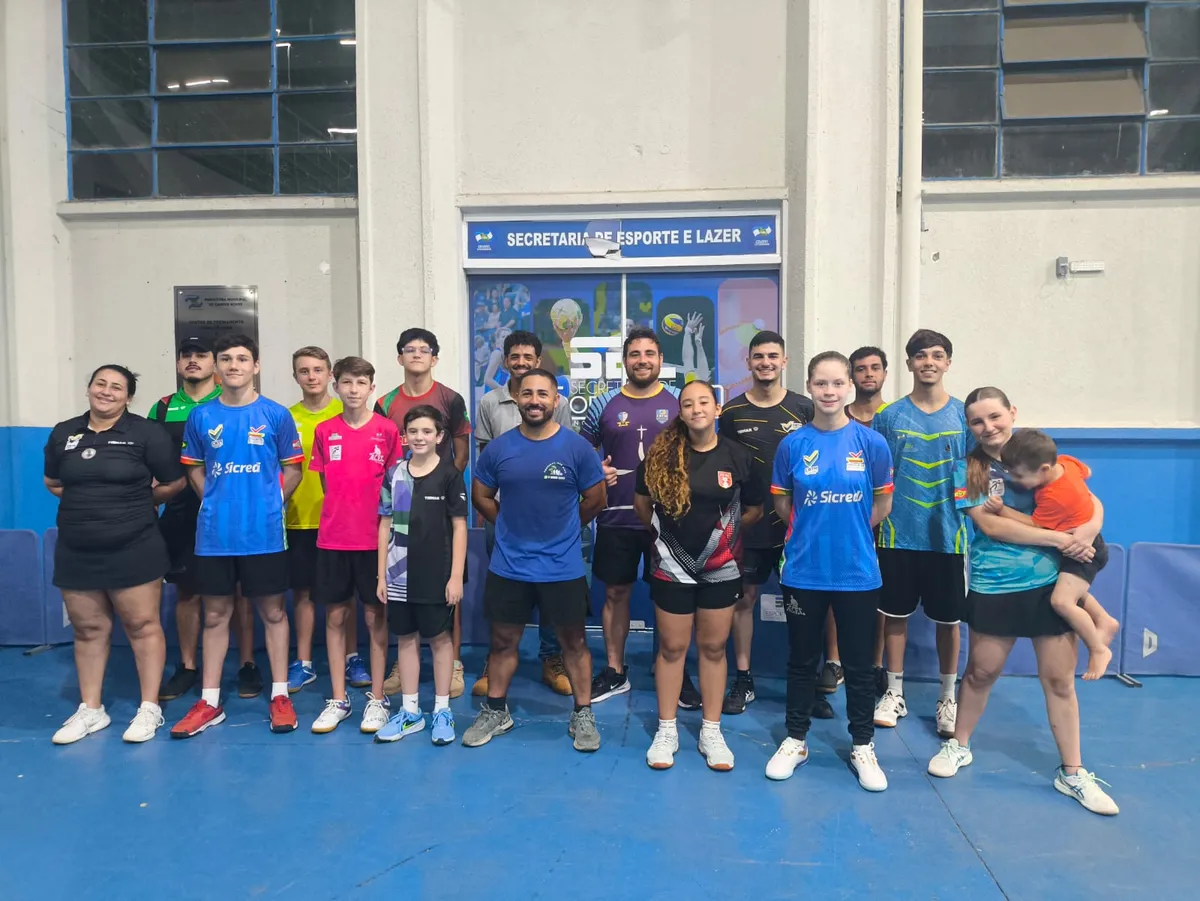 Atletas e técnicos da ACEC reunidos no ginásio